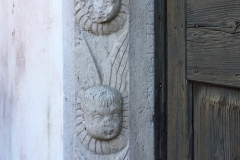 Il portale è contornato da 18 teste di angeli privi di corpo, che portano le loro ali avvolte intorno al collo come gorgere