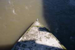 Come le prue di una nave i basamenti dei piloni spezzano la corrente, che crea piccoli gorghi sotto il ponte; gli archi sono 16 e i passaggi sono stretti, ci vuole una certa perizia per chi sta al timone...